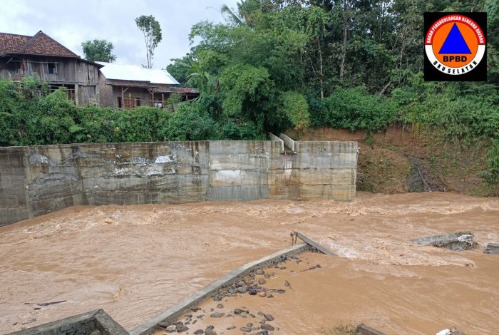 Banjir bandang menerjang wilayah Kabupaten Ogan Komering Ulu (OKU) Selatan, Provinsi Sumatera Selatan, pada Rabu (5/7). - Image