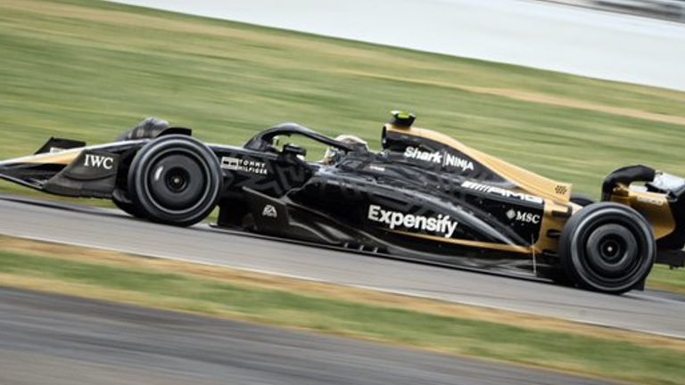 Mobil formula yang akan dipakai untuk shooting film Apex. - Image