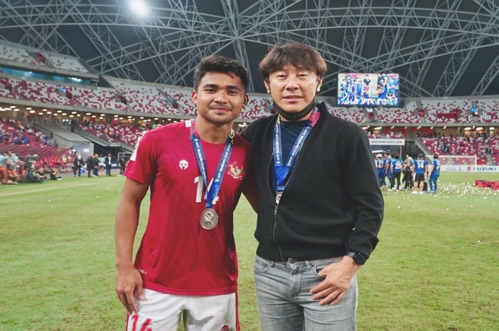 Asnawi Mangkualam (kiri) bersama pelatihnya, Shin Tae-yong. Asnawi memiliki rekam jejak luar biasa sebagai pesepak bola kebanggaan Tanah Air. (Instagram asmawi) - Image