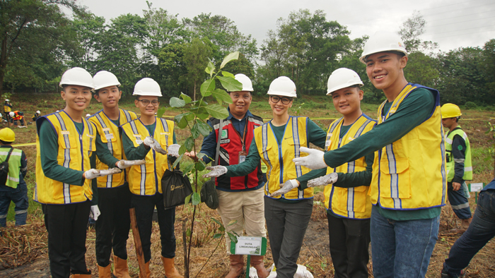 Dalam rangka Hari Lingkungan Hidup Sedunia 2023, PT Bukit Asam Tbk (PTBA) mengubah lahan bekas tambang menjadi kebun buah nangka. - Image