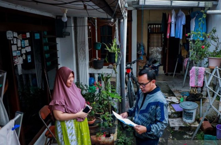 Wali Kota Bogor Arya Sugiarto (kanan) saat mendatangi lokasi diduga terjadi kecurangan proses PPBD. - Image