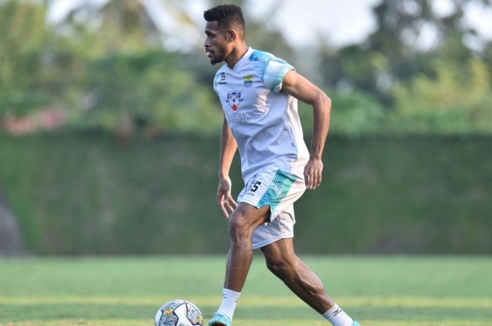 Ricky Kambuaya resmi menjadi bagian dari Dewa United FC dalam persaingan Liga 1 musim ini. - Image
