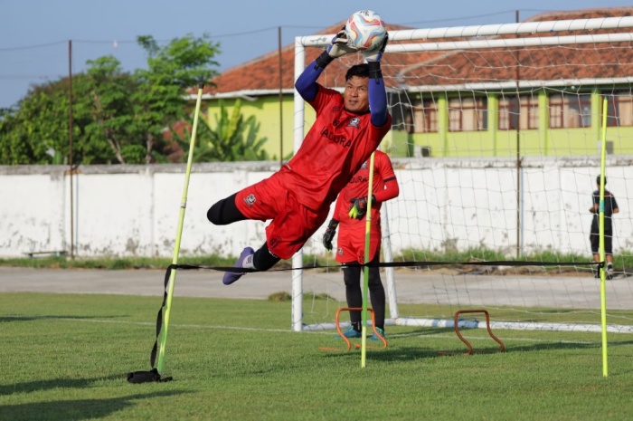 Wawan Hendrawan resmi menjadi kiper Madura United di Liga 1 musim ini. Kiper yang dijuluki Spider-wan ini diharapkan kontribusinya bersama Laskar Sapeh Kerrab. - Image