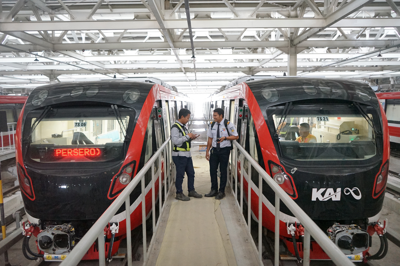 Petugas mengecek gerbong kereta Lintas Rel Terpadu (LRT) di Depo LRT Jatimulya, Bekasi, Jawa Barat, Kamis (6/7/2023). Uji coba LRT Jabodebek secara terbatas dengan penumpang umum akan berlangsung mulai tanggal 12 Juli hingga 15 Agustus 2023 mendatang. Mod - Image