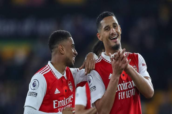 Reiss Nelson (kiri) bersama William Saliba memperpanjang kontrak bersama Arsenal. Situasi itu membuat Arsenal makin mantap menyambut kompetisi baru. (teamtalk) - Image