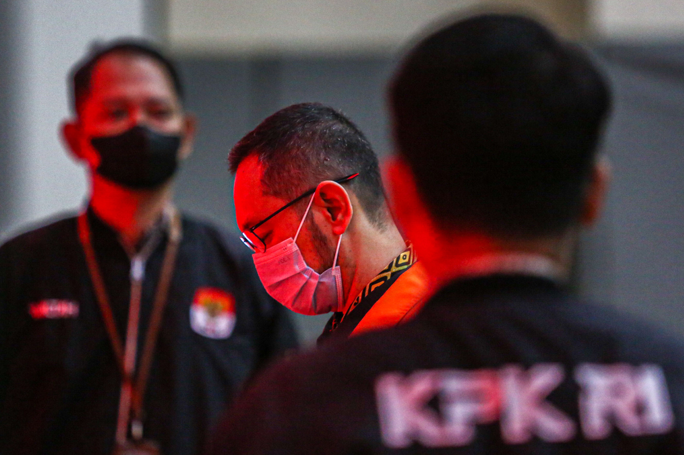 Mantan Kepala Kantor Bea dan Cukai Makassar Andhi Pramono memakai rompi tahanan dikawal petugas usai menjalani pemeriksaan di Gedung Merah Putih KPK, Jakarta, Jumat (7/7/2023). Komisi Pemberantasan Korupsi (KPK) resmi menahan Andhi Pramono, Kepala Kantor - Image