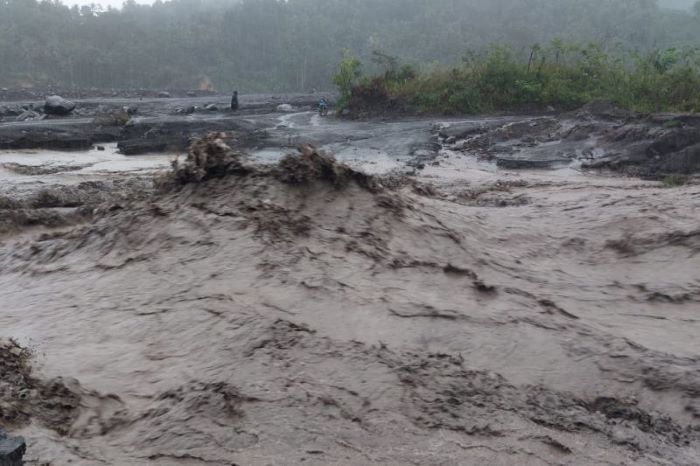 Banjir lahar dingin Gunung Semeru yang mengalami peningkatan debit airnya akibat hujan deras yang mengguyur puncak Gunung Semeru, Jumat (7/7). - Image