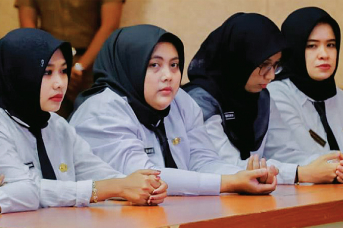 BISA TENANG: Para tenaga honorer di Pemkab Gresik yang telah lulus seleksi PPPK saat akan diberi SK pengangkatan PPPK 2023 ini. - Image
