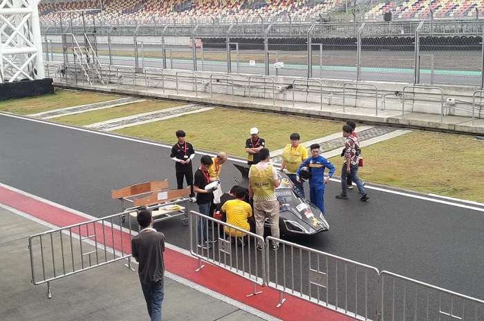 Salah satu tim peserta di kategori Urban Concept menguji kendaraan mereka di Sirkuit Mandalika, Lombok, NTB, Kamis (6/7). Shell Eco-marathon Asia-Pasifik dan Timur Tengah 2023 digelar 4-9 Juli 2023. - Image