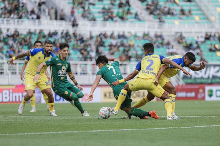 Persebaya Surabaya saat menjamu Barito Putera dalam lanjutan Liga 1 di Stadion Gelora Bung Tomo, Sabtu (8/7). - Image
