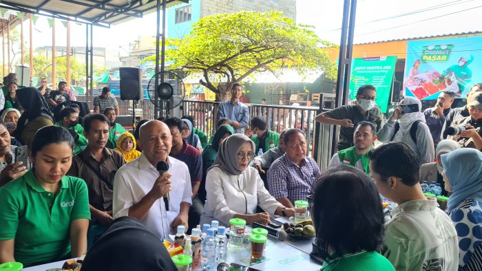 enkopumkm Teten Masduki kopdar di Pasar Sememi Surabaya bareng para pedagang dan ojol (9/7).(Dimas Nur/ JawaPos.com) - Image