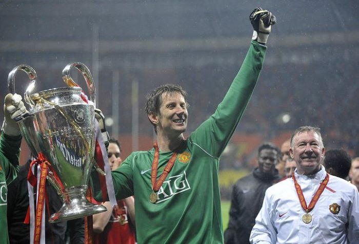 Edwin Van der Sar dengan trofi Liga Champions di Manchester United Sumber foto: Twitter @championsleague - Image