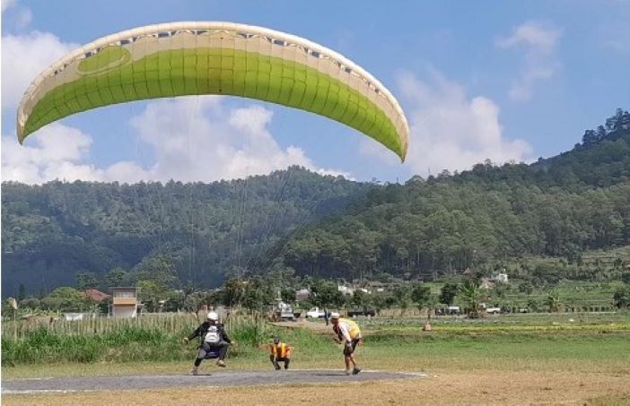 Atlet Paralayang yang mengikuti ajang Batu International Tourism Paragliding Festival 2023 terkesima dengan pemandangan Kota Batu. - Image