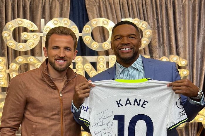 Harry Kane memberikan jerseynya kepada pembawa acara Michael Strahan (Instagram/@harrykane) - Image