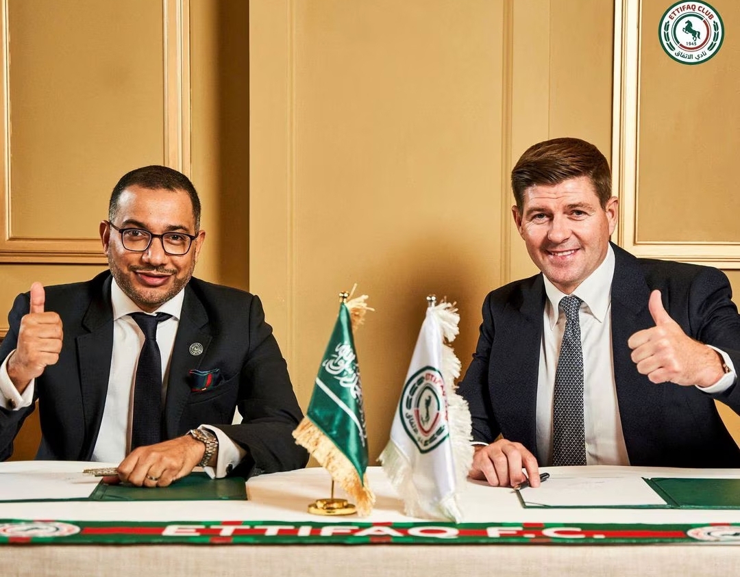 Steven Gerrad berfoto bersama Presiden klub Al-Ettifaq. - Image