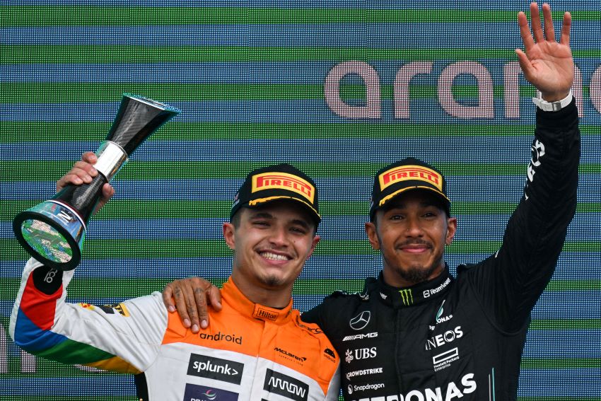 Lando Norris (kiri) merayakan podium di GP Inggris bersama Lewis Hamilton yang finis ketiga, - Image