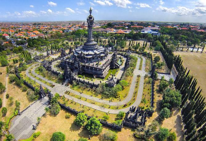 Monumen Bajra Sandhi Renon terletak di jantung Kota Denpasar. (denpasarkota.go.id) - Image