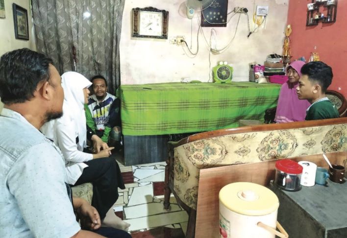 Wakil Ketua DPRD Kota Surabaya Reni Astuti (dua dari kiri) mengunjungi rumah Khusnul Afwar. Anaknya setelah SMP tak bisa melanjutkan ke jenjang SMA karena kondisi ekonomi. - Image