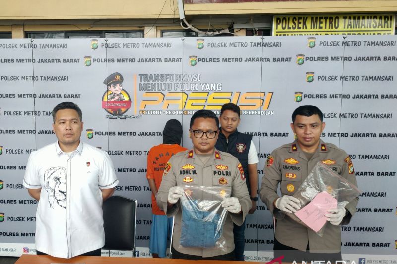 Kapolsek Tamansari bersama jajarannya dalam jumpa pers pengungkapan kasus pencabulan terhadap anak di bawah umur, Selasa (11/7). - Image