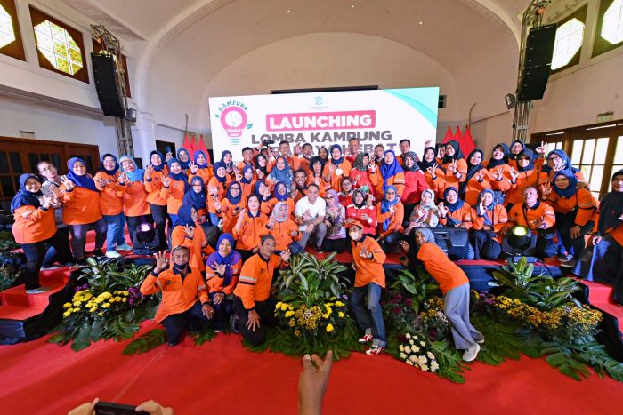 Wali Kota Eri Cahyadi di sela acara launching Lomba Kampung Surabaya Hebat (KSH) 2023. - Image