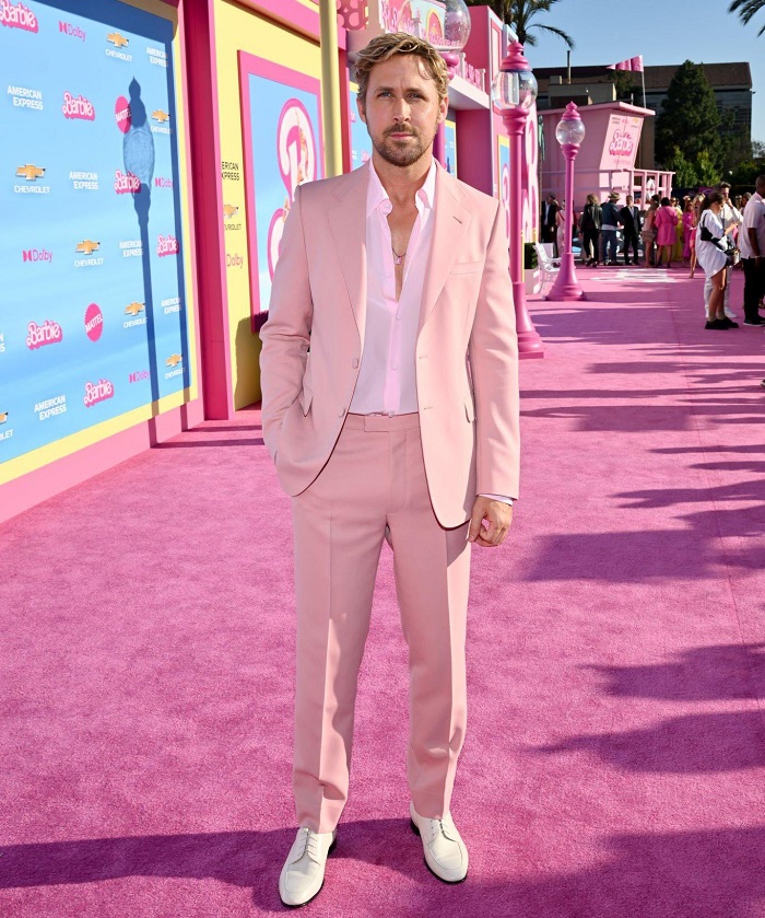 Ryan Gosling benar-benar memancarkan energi Ken dengan mengenakan pink suit dari Gucci.
