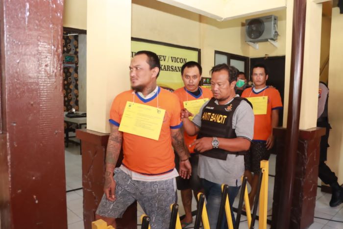 Polsek Lakarsantri meringkus pelaku pemerasan spesialis gay. - Image