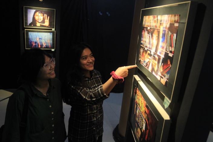 Unit Kegiatan Mahasiswa Universitas Dr Soetomo Surabaya Communication Photography Club gelar pameran Ampuh Analog Menolak Punah. - Image