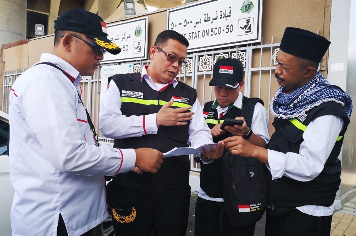TERUNGKAP: Kepala Satuan Operasional Armina Harun Arrasyid (dua dari kiri) mengecek data jemaah meninggal di kantor Polisi Khusus Wilayah Mina, Selasa (11/7). - Image