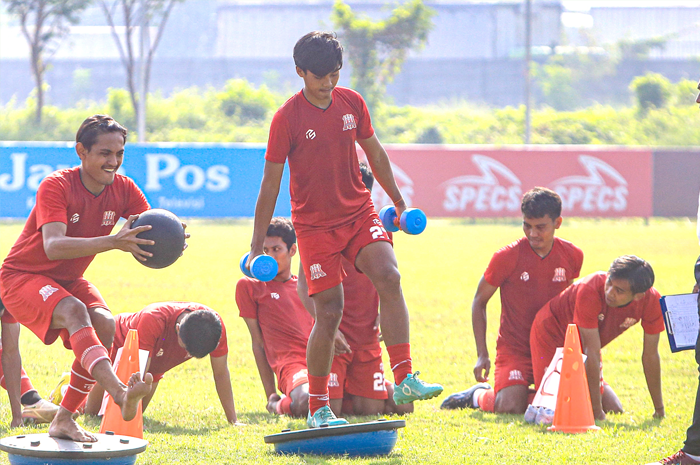 PERDANA: Skuad Deltras FC menjalani latihan perdana menyongsong Liga 2 2023-2024 di Lapangan Siwalanpanji, Selasa (11/7). - Image