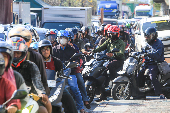 SUDAH MENJADI RUTINITAS: Kendaraan yang terjebak kemacetan di Jalan Raya Gedangan, Selasa (11/7). Kemacetan terjadi setiap hari karena volume kendaraan yang tidak sebanding dengan luas badan jalan. - Image