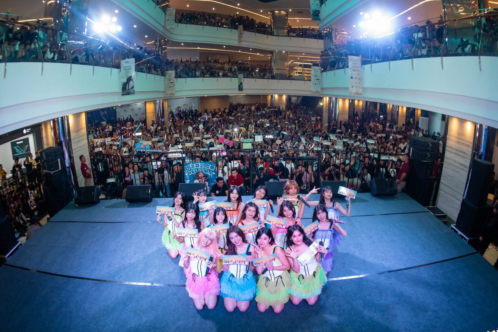 JKT48 saat menggelar JKT48 Summer Tour di Mal Tentrem Semarang, Selasa (11/7) - Image