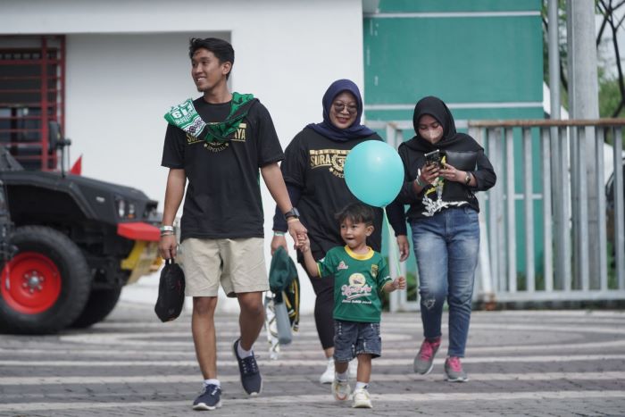 Menonton Persebaya bersama keluarga menjadi aman dan nyaman dengan adanya tribun khusus keluarga. - Image