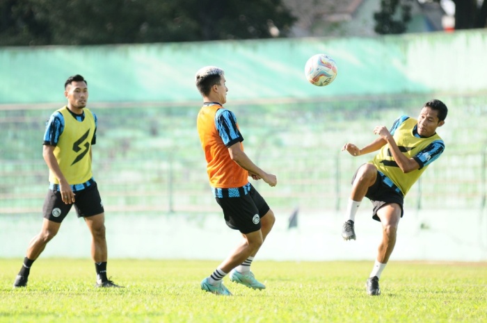 Arema FC memprioritaskan transisi permainan selama latihan jelang menghadapi Persik Kediri, Sabtu (15/7). - Image