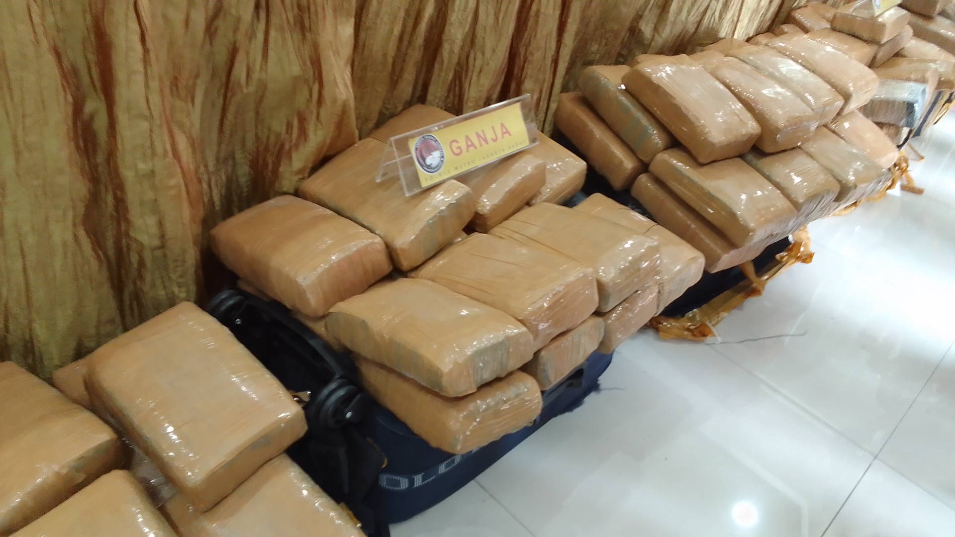 Ilustrasi paketan ganja kering yang diselundupkan. - Image