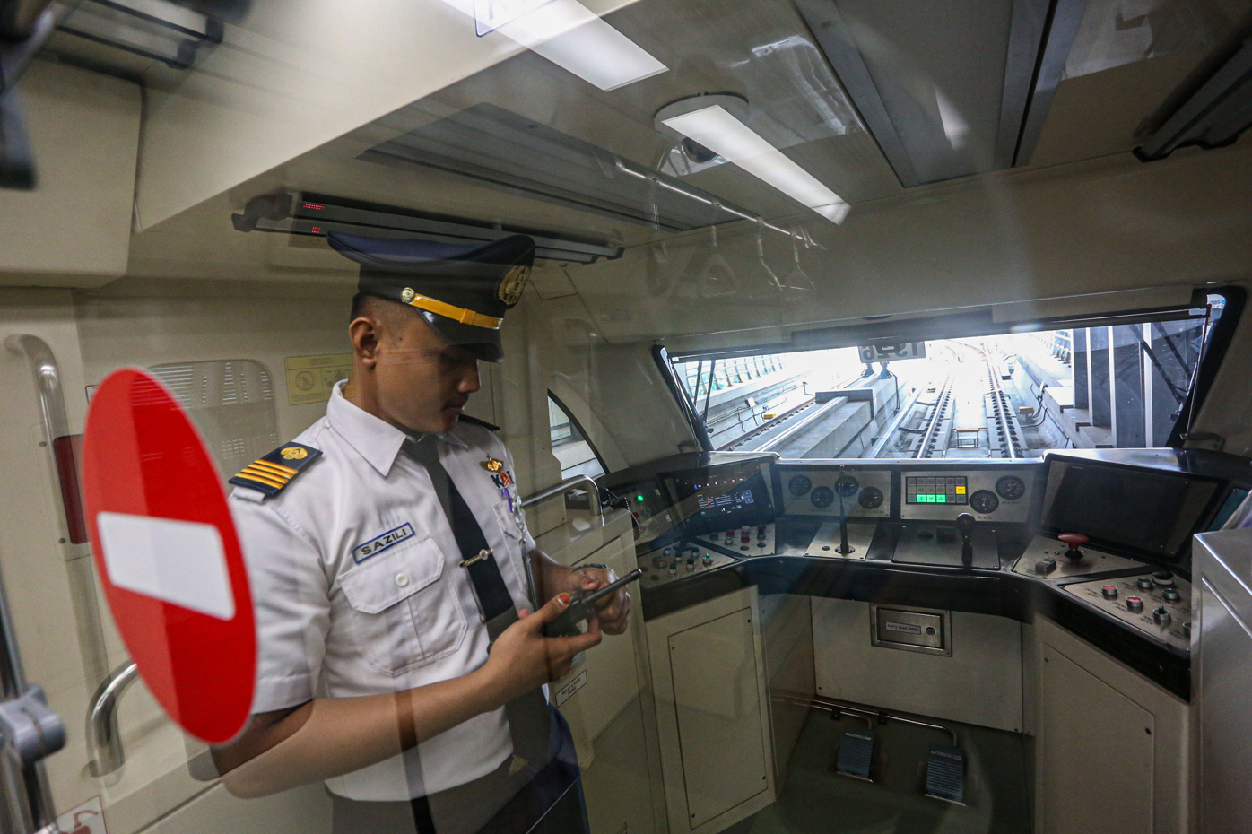 Masinis berada di ruang kendali saat uji coba terbatas LRT Jabodebek di Stasiun Dukuh Atas, Rabu (12/7/2023). - Image
