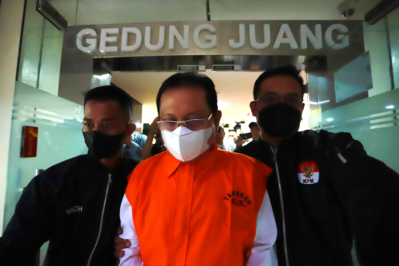 Tersangka Sekretaris MA (Mahkamah Agung) Hasbi Hasan memakai rompi tahanan KPK saat akan mengikuti konferensi KPK di Jakarta, Rabu (12/7/2023). - Image