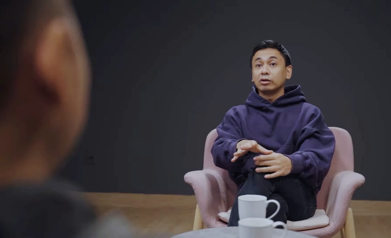 Sosok SimpleMan (membelakangi kamera) dalam akun YouTube Raditya Dika. - Image