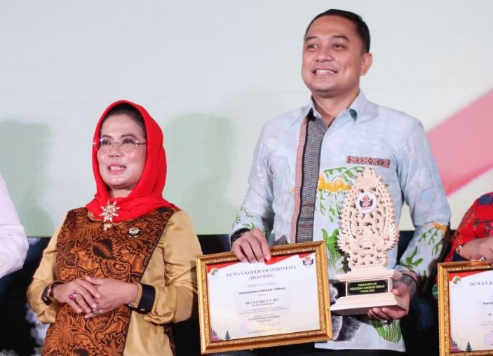 Wali Kota Surabaya Eri Cahyadi menerima penghargaan dari Dewan Koperasi Indonesia sebagai Pembina Koperasi Andalan. - Image