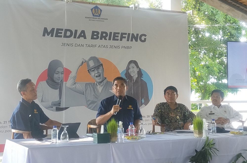 Dari kiri, Direktur PNBP K/L Direktorat Jenderal Anggaran Kemenkeu, Wawan Sunarjo, Karo Keuangan Setjen Kemen PUPR, dan Kepala Biro Keuangan dan BMN Kementerian Pertanian Fuadi Ak. MPA - Image