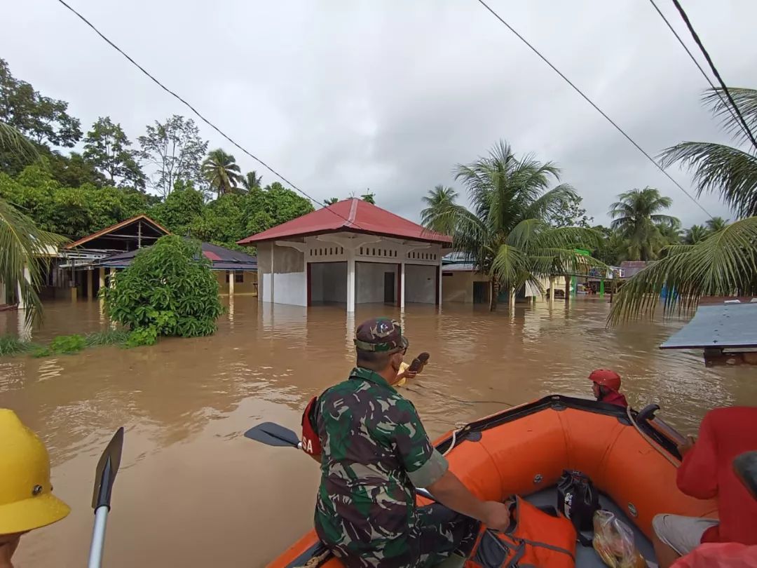TIM SAR GABUNGAN: Petugas gabungan menelusuri kawasan yang terkena banjir di beberapa daerah di Sumbar dan mengevakuasi warga ke tempat pengungsian. - Image
