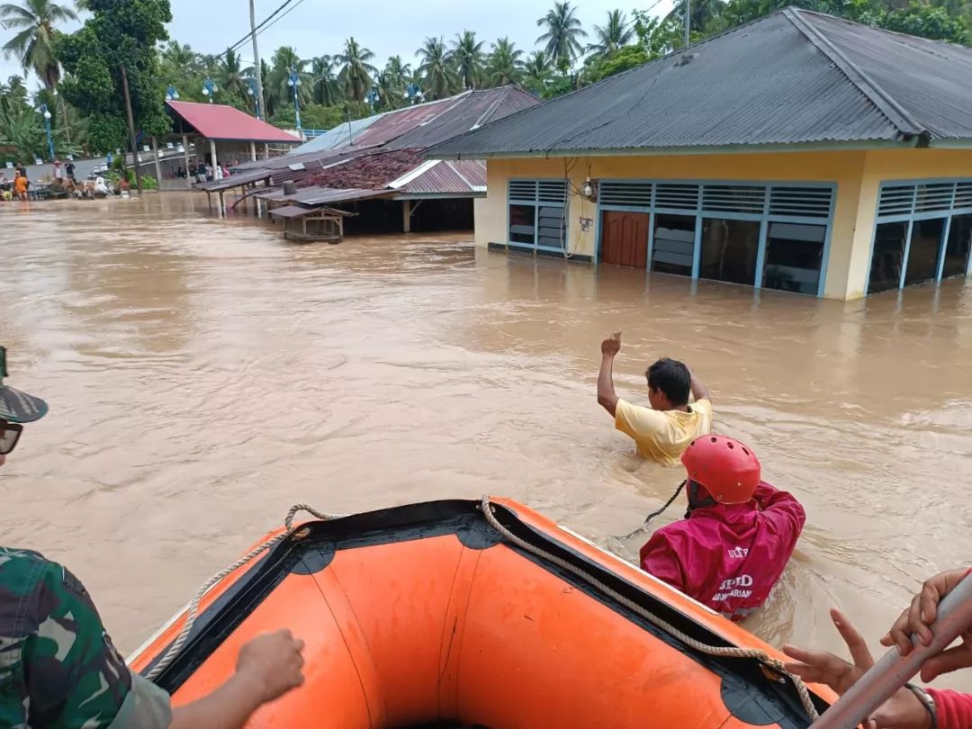 EVAKUASI WARGA: Petugas gabungan TNI, Polri, dan Tim SAR mengevakuasi warga yang terjebak banjir di rumah, Kota Padang, Sumatera Barat (Sumbar), Jumat (14/7). - Image