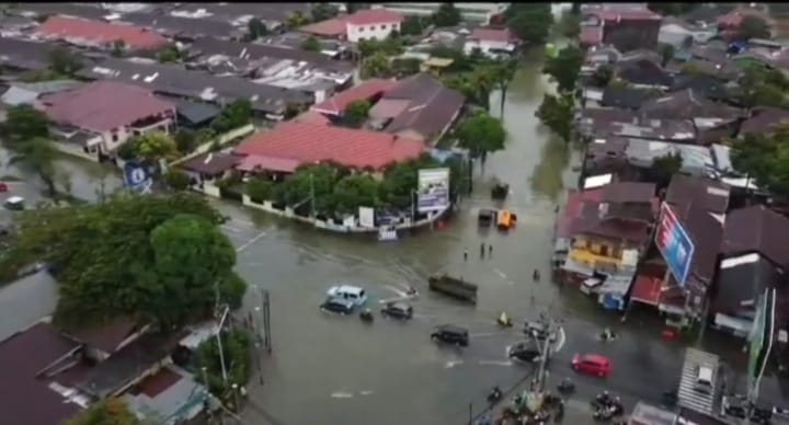 Kota Padang dilanda banjir, Jumat (14/3/2023). - Image