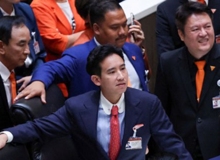 Pemimpin Partai Move Forward, Pita Limjaroenrat, menyaksikan sesi pemungutan suara untuk memilih perdana menteri baru di parlemen di Bangkok, Thailand, Kamis (13/7) - Image