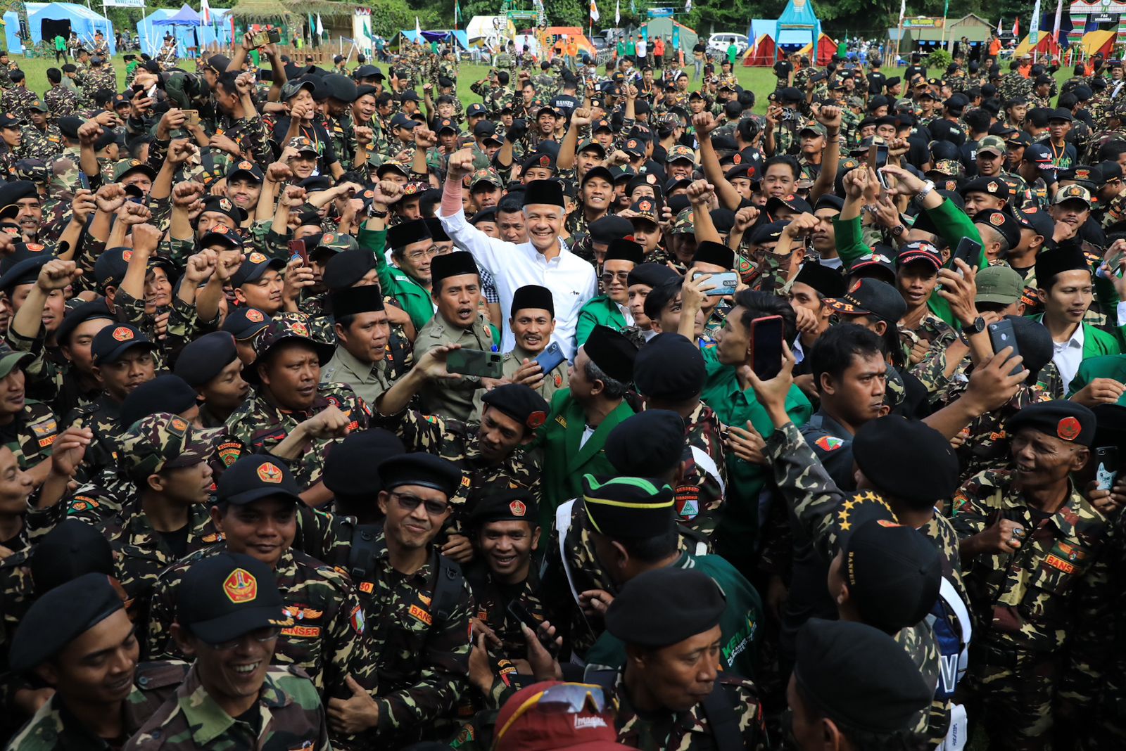 Gubernur Jwaa Tengah Ganjar dalam orasi kebangsaan, saat menghadiri Kemah Bakti Pimpinan Cabang (PC) GP Ansor Kabupaten Wonosobo pada Sabtu (15/7/2023) pagi. (Istimewa) - Image