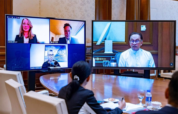 Perdana Menteri Malaysia Anwar Ibrahim mengadakan pertemuan virtual dengan Elon Musk mengenai investasi produsen mobil listrik Tesla di negaranya, pada Jumat (14/7). - Image