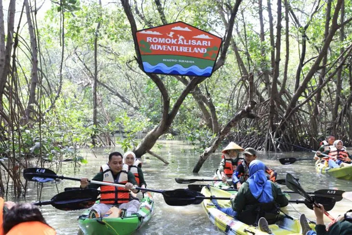 Wali Kota Surabaya Eri Cahyadi bersama istri mencoba wahana di Romokalisari Adventure Land. (Diskominfo Surabaya) - Image