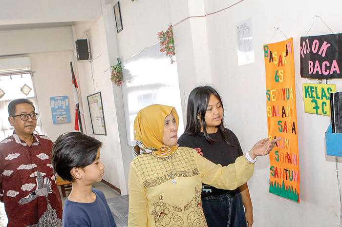 KOMUNIKATIF: Kepala SMP 17 agustus 1945 Wiwik Wahyuningsih (dua dari kanan) saat mendampingin calon siswa baru keliling sekolah. - Image