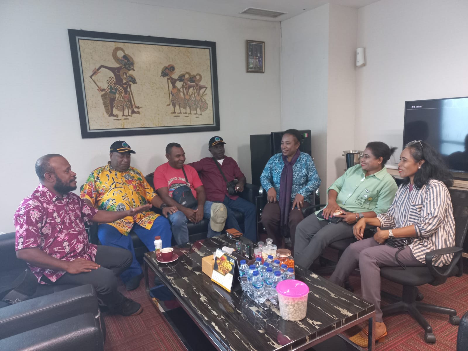 Warga Desa Nifasi, Distrik Makimi, Kabupaten Nabire, Papua Tengah datang ke kantor Ditjen Minerba Kementerian ESDM untuk mengecek izin perusahaan tambang yang beroperasi di desa mereka. (Istimewa) - Image