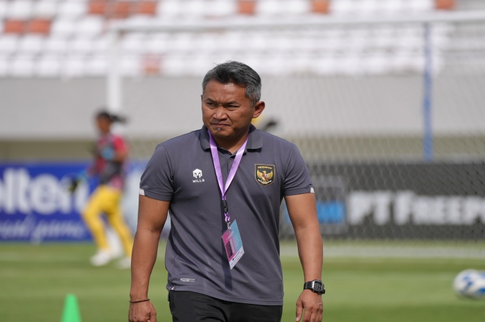 Rudi Eka Priyambada menyampaikan permohonan maaf karena anak didiknya tak berhasil meraih peringkat ketiga AFF U-19 Woman. (pssi.org) - Image