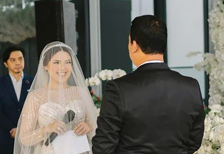 JANJI SUCI: Tina Toon dan sang suami, Daniel, saat pemberkatan nikah bulan. - Image